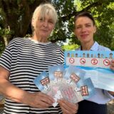 Claudia Strebinger (l.) und Ilona Kalnik-Franke präsentieren die neuen Flyer der Kampagne „Flossen weg!“.
