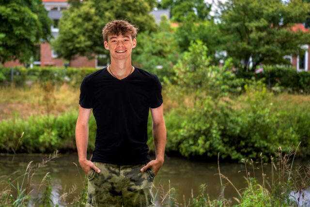 Oskar Strübbe steht vor einem Fluss
