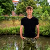 Oskar Strübbe steht vor einem Fluss