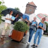Mitarbeiterinnen der VHS Dülmen/Haltern/Havixbeck halten das neue Programm hoch