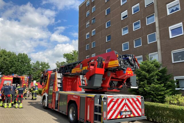 Ein Löschzug der Feuerwehr vor einem Hochhaus in Marl-Sinsen.