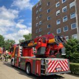 Ein Löschzug der Feuerwehr vor einem Hochhaus in Marl-Sinsen.