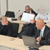 Rastete beim Urteil aus: Der Angeklagte aus Essen (vorne). Hinten sitzt einer der Ex-Polizisten aus Oberhausen.