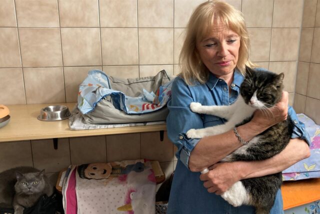Eine Frau hält im Marler Tierheim einen Kater auf dem Arm.