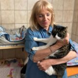 Eine Frau hält im Marler Tierheim einen Kater auf dem Arm.