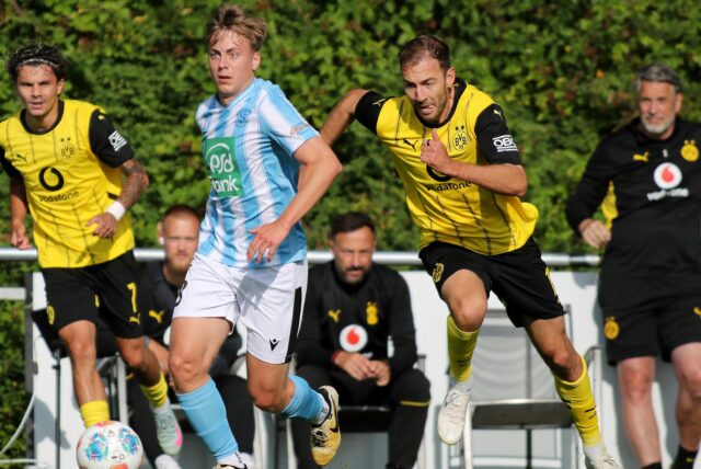 Zweikampf zwischen ASC09-Spieler und BVB U23-Spieler