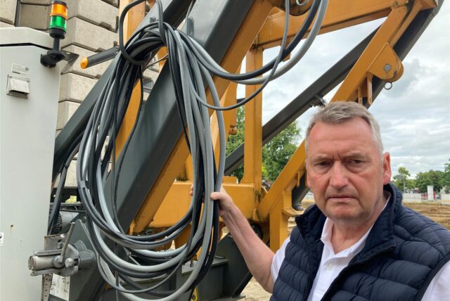 Karl Fromme hält Kabel an einem Kran.