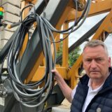 Karl Fromme hält Kabel an einem Kran.