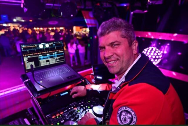 DJ Merten Freitag am Mischpult.