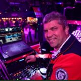 DJ Merten Freitag am Mischpult.