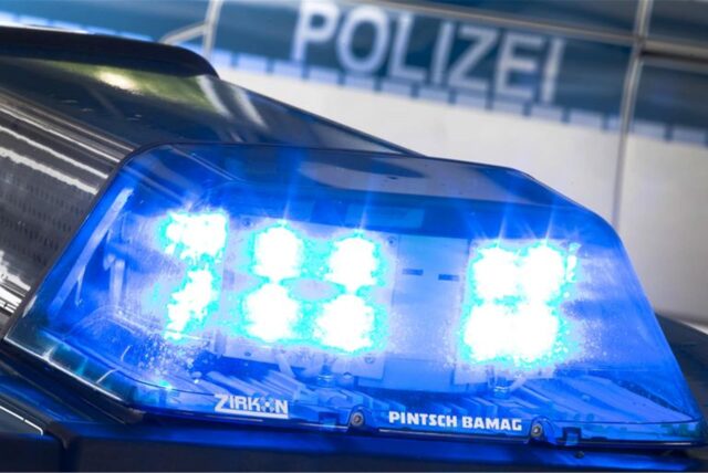 Ein Blaulicht leuchtet auf dem Dach eines Polizeiwagens.