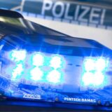 Ein Blaulicht leuchtet auf dem Dach eines Polizeiwagens.