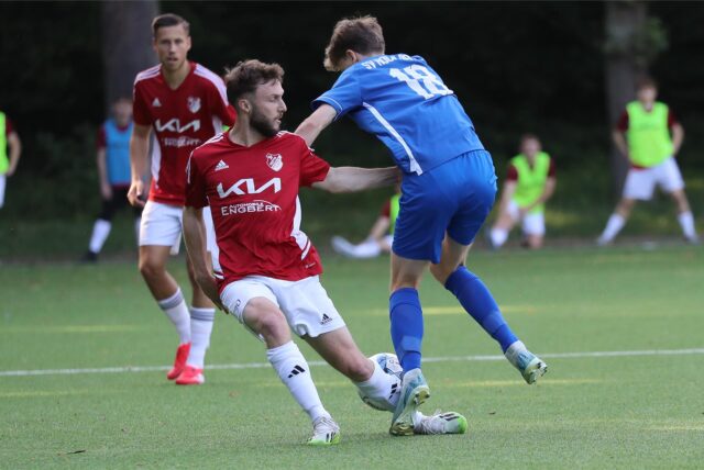 Fabian Lohmeyer (l.) und der SV Vestia Disteln trennten sich 1:1 von Niklas Ohm (r.) und SV Hochlar 28.