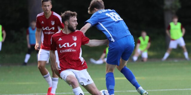 Fabian Lohmeyer (l.) und der SV Vestia Disteln trennten sich 1:1 von Niklas Ohm (r.) und SV Hochlar 28.