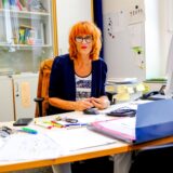 Schulleiterin Helke Waterfeld an ihrem Arbeitsplatz.