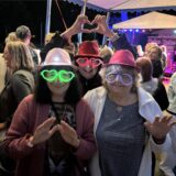 Drei Frauen mit leuchtenden Brillen bei einer Party