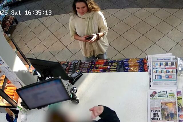 Carolina Wilga auf einem der letzten Bilder, die von der Castrop-Rauxelerin überliefert sind. Es stammt aus der Überwachungskamera eines Geschäfts.