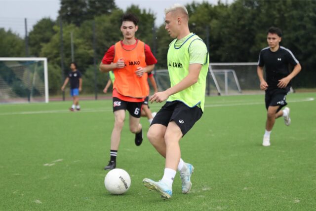 Beim Trainingsauftakt des VfB Waltrop am 2. Juli 2025 war Luka Petejchuk (am Ball) bereits probeweise dabei. Ein paar Tage später hat der VfB den Transfer eingetütet.