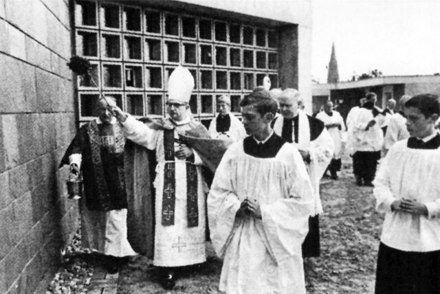 Bild von 1965: Der spätere Bischof Heinrich Tenhumberg mit Messdienern an der Marienkirche in Haltern