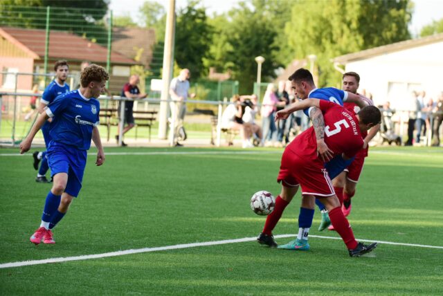 Spielszene aus dem Duell Flaesheim gegen Disteln II: Zweikampf zwischen Simon Rühl in Rot und Lukas Kraft in Blau