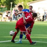 Spielszene aus dem Duell Flaesheim gegen Disteln II: Zweikampf zwischen Simon Rühl in Rot und Lukas Kraft in Blau