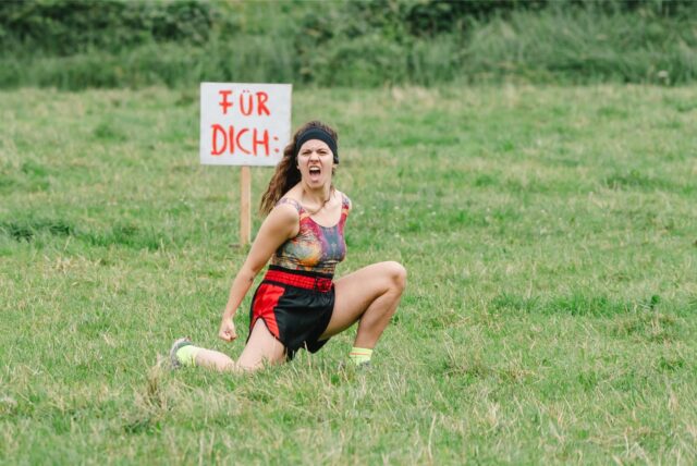 Josephine Kalies auf einer Weide vor einem Schild „Für Dich“.