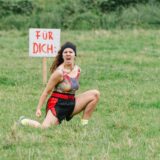 Josephine Kalies auf einer Weide vor einem Schild „Für Dich“.