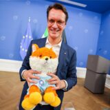 Hendrik Wüst hält Plüsch-Fuchs in der Hand