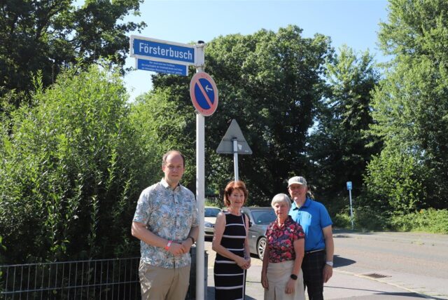 Mitglieder der Marler Bürgerstiftung enthüllen ein Zusatzschild an der Straße Försterbusch in Marl.
