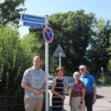 Mitglieder der Marler Bürgerstiftung enthüllen ein Zusatzschild an der Straße Försterbusch in Marl.