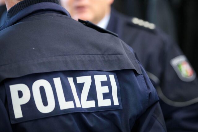 Zwei Polizisten (Symbolbild).