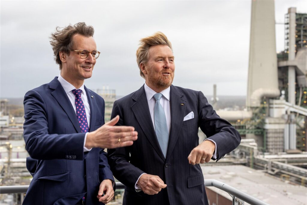 König Willem-Alexander der Niederlande (r.) und Ministerpräsident Hendrik Wüst beim Blick vom Hochhaus des Chemieparks König Willem-Alexander der Niederlande (r.) und Ministerpräsident Hendrik Wüst beim Blick vom Hochhaus des Chemieparks