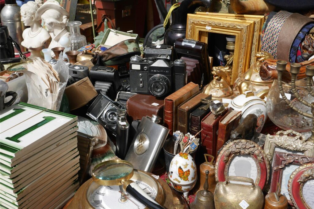 Bilderrahmen, Bücher, Fliesen, Deko und verschiedenste Gebrauchtgegenstände auf einem Trödelmarkt Bilderrahmen, Bücher, Fliesen, Deko und verschiedenste Gebrauchtgegenstände auf einem Trödelmarkt