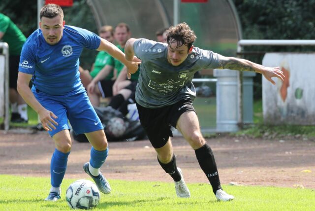 Robin Karrasch (r.), hier noch beim SC Herten, schlüpft kommende Saison wieder in das Trikot des SV Vestia Disteln, aber in der zweiten Mannschaft.