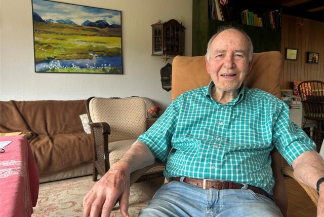 Christian Oste (86) aus Haltern sitzt in seinem Wohnzimmer