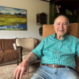 Christian Oste (86) aus Haltern sitzt in seinem Wohnzimmer