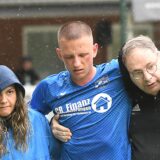 Bitterer erster Test für Wacker Obercastrops Niklas Malchrowitz (M). Der Linksverteidiger musste verletzt vom Platz gestützt werden.