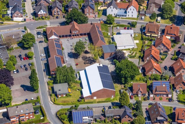 Luftbild der Grundschule Sythen mit PV-Modulen auf dem Dach