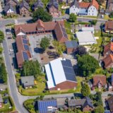 Luftbild der Grundschule Sythen mit PV-Modulen auf dem Dach
