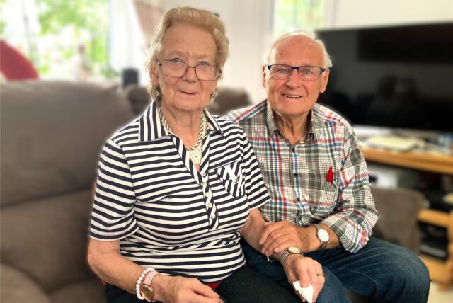 Peter und Marlies Klose aus Herten-Westerholt sitzen auf einer Couch.
