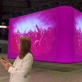 Sabine Loos steht vor dem neuen LED-Videowürfel in der Westfalenhalle.