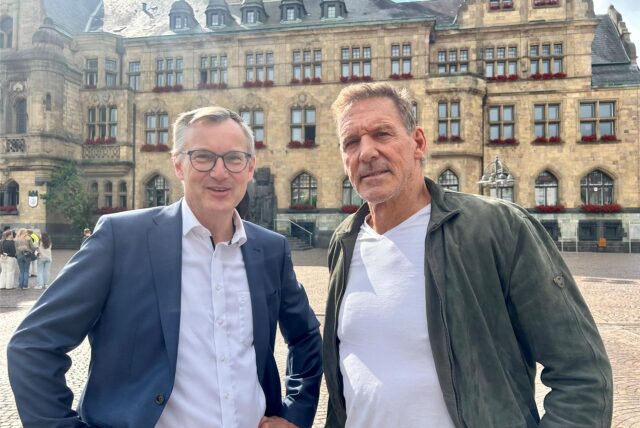 Axel Tschersich und Ralf Moeller vor dem Rathaus in Recklinghausen.