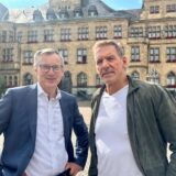 Axel Tschersich und Ralf Moeller vor dem Rathaus in Recklinghausen.
