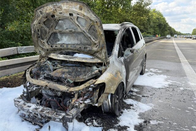 Ein Pkw ist am späten Donnerstagnachmittag auf der A43 in Marl in Brand geraten.