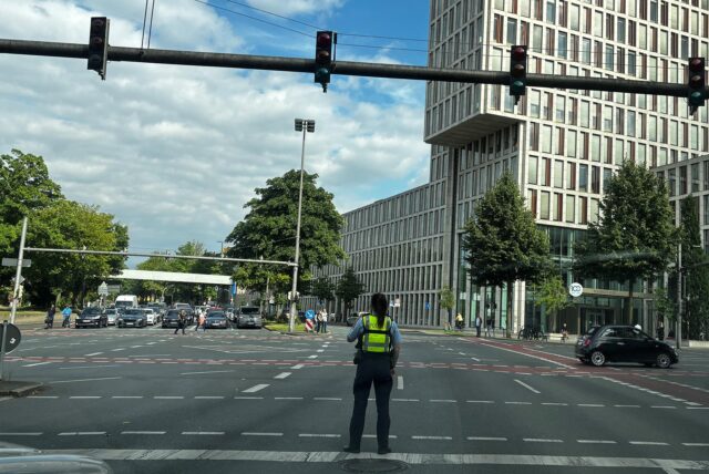 Eine Polizistin regelt den Verkehr auf dem Wall in Dortmund.