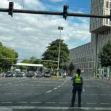 Eine Polizistin regelt den Verkehr auf dem Wall in Dortmund.