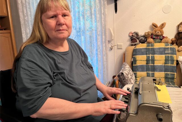Monika Kosa an ihrer Blindenschreibmaschine in der Wohnung in Herten