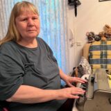 Monika Kosa an ihrer Blindenschreibmaschine in der Wohnung in Herten