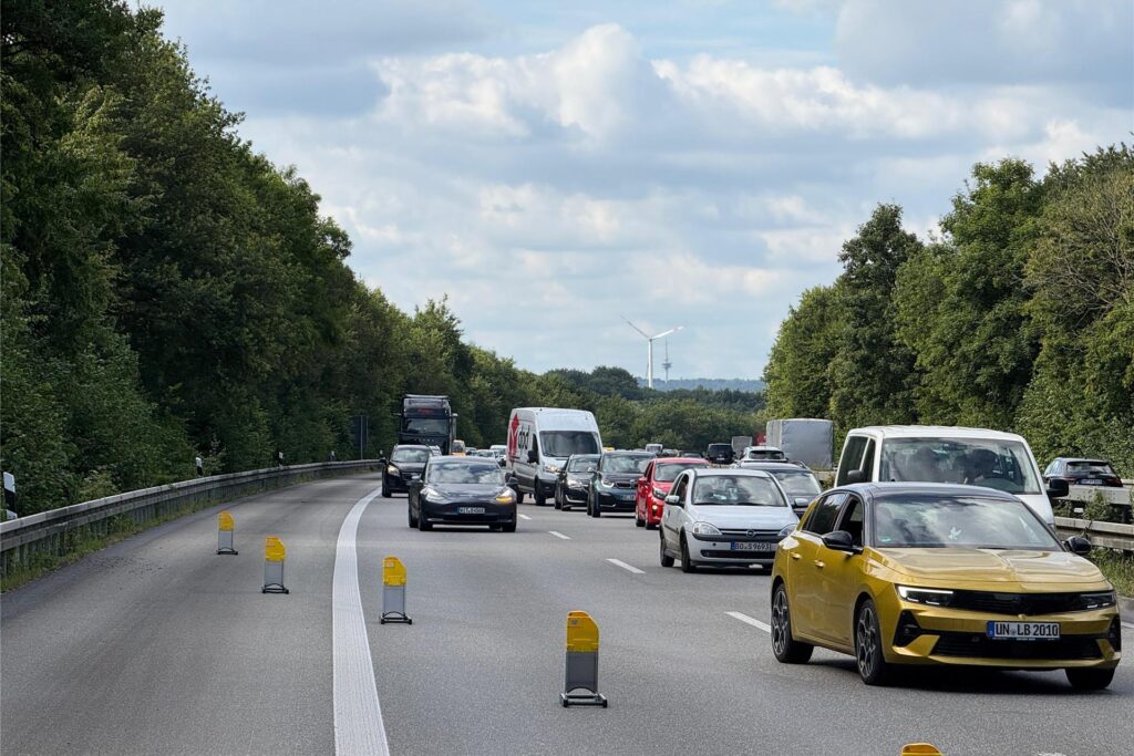 Der Verkehr wurde auf der A 43 einspurig am Einsatzort vorbeigeleitet. Der Verkehr wurde auf der A 43 einspurig am Einsatzort vorbeigeleitet.