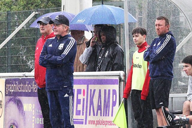 VfB Hüls Chefcoach Manfred Wölpper (M.) mit Patrick Pelzel (l.) und Timo Koscholleck (r.).